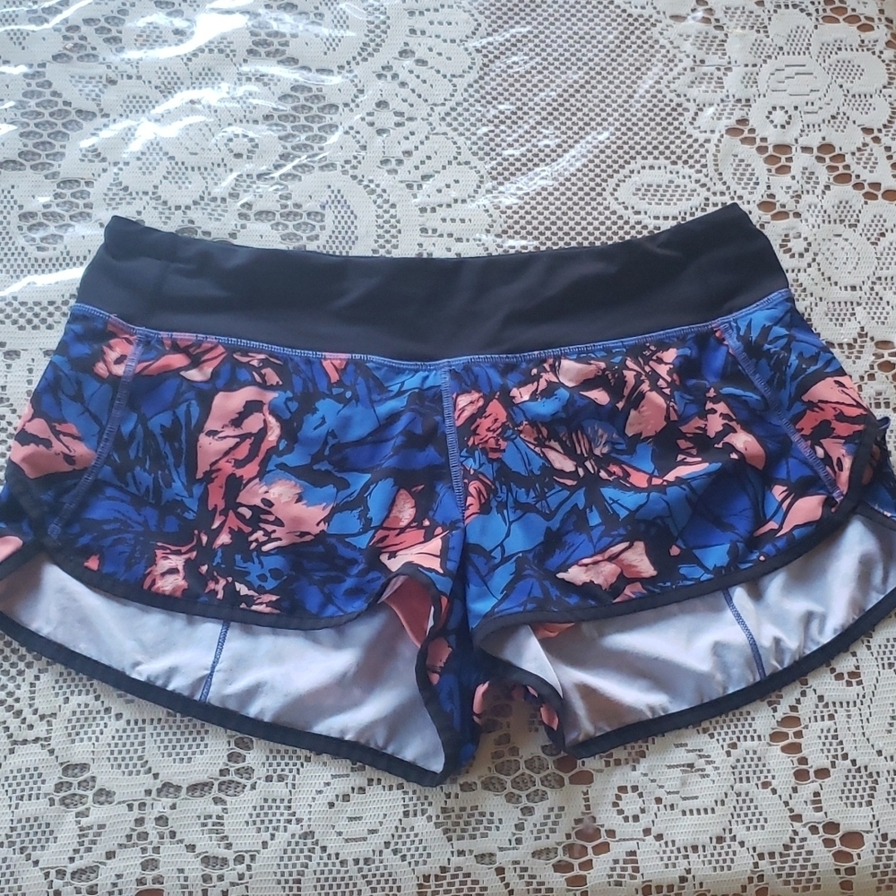 Lululemon yoga multisports pantie lined women's flora shorts size  8